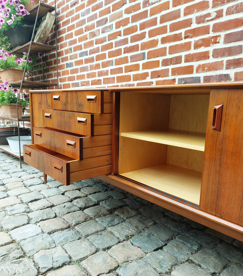 Vintage Deense sideboard