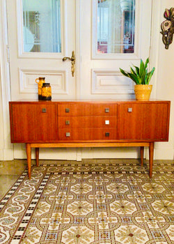 Vintage dressoir met messing handgrepen