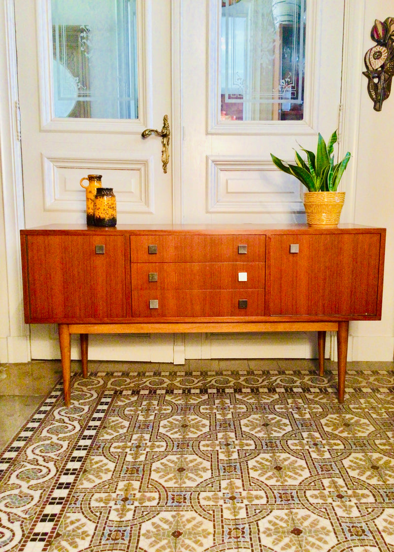 Vintage dressoir met messing handgrepen