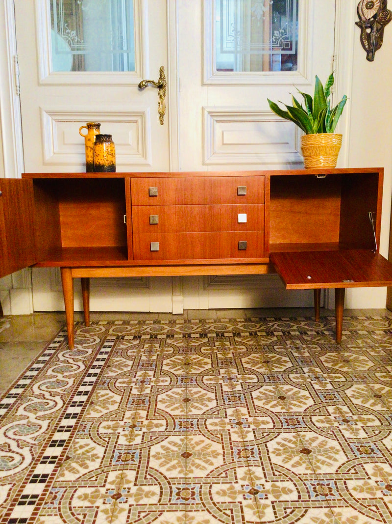 Vintage dressoir met messing handgrepen