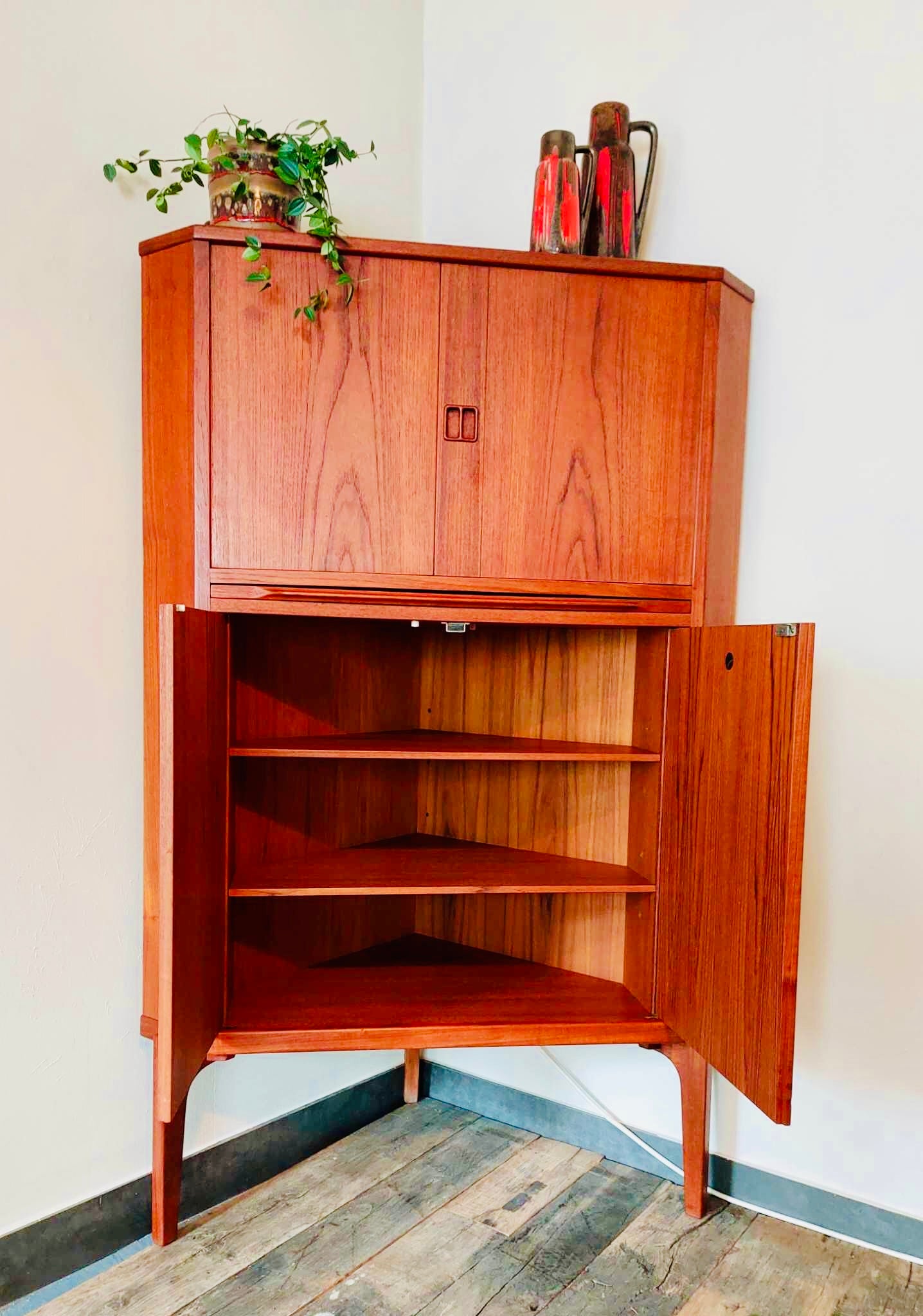 Vintage Deense hoekbarkast