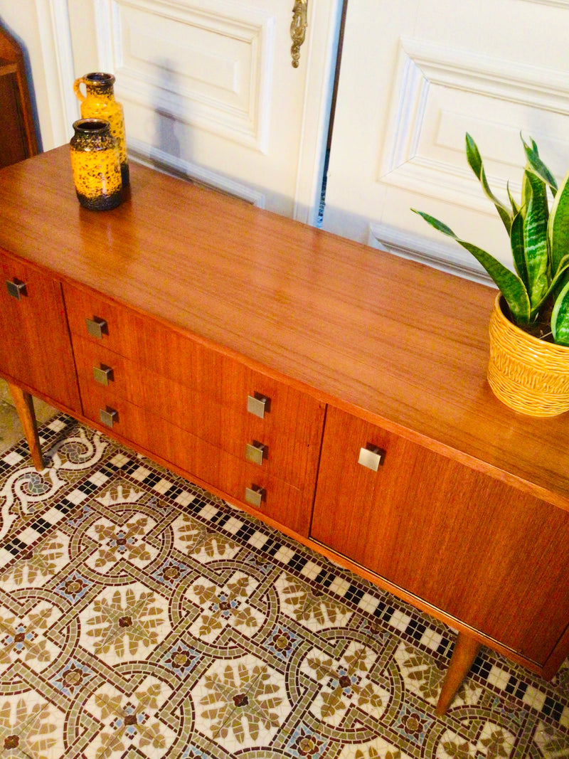 Vintage dressoir met messing handgrepen