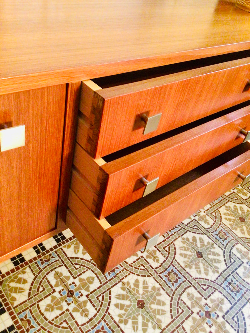 Vintage dressoir met messing handgrepen