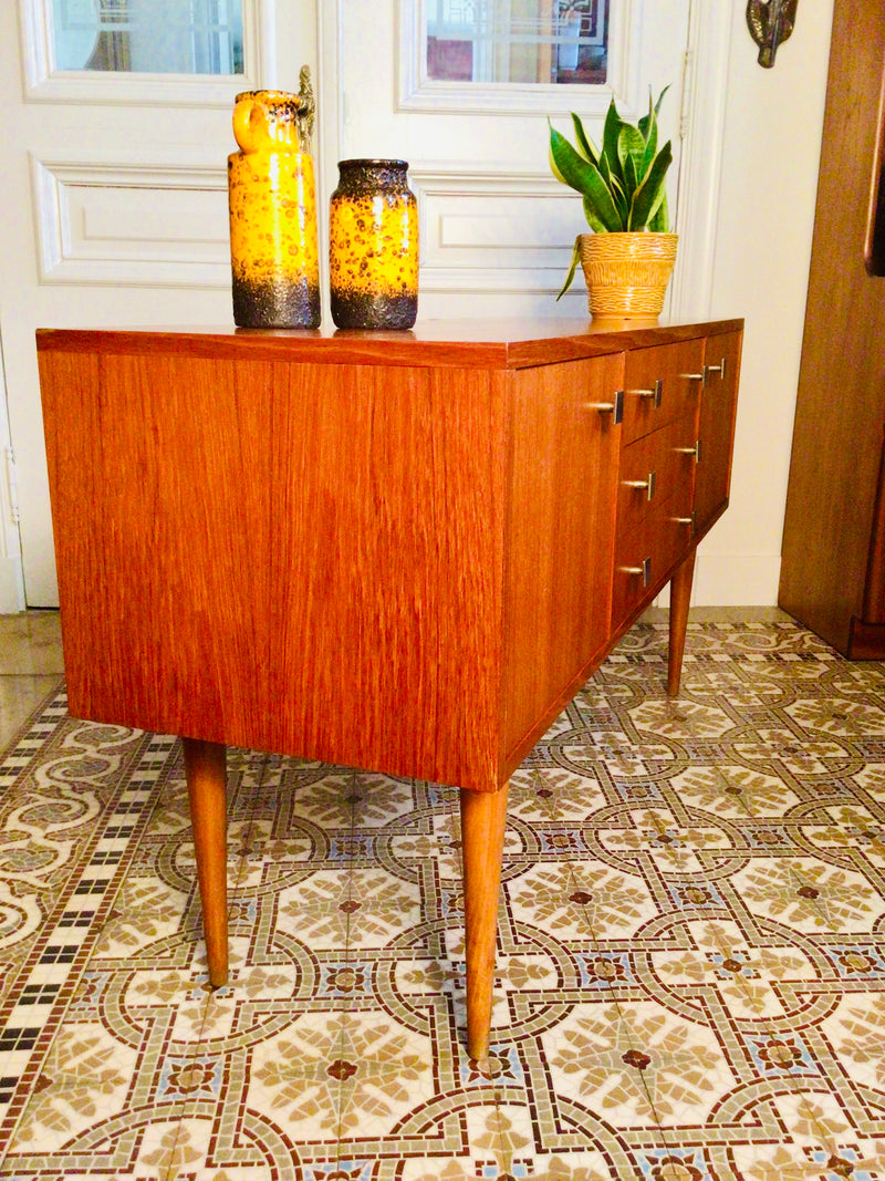 Vintage dressoir met messing handgrepen